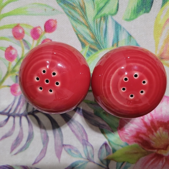 Fiesta Ware Retired Scarlet Salt & Pepper Shakers Ball Round Fiestaware - Picture 2 of 3
